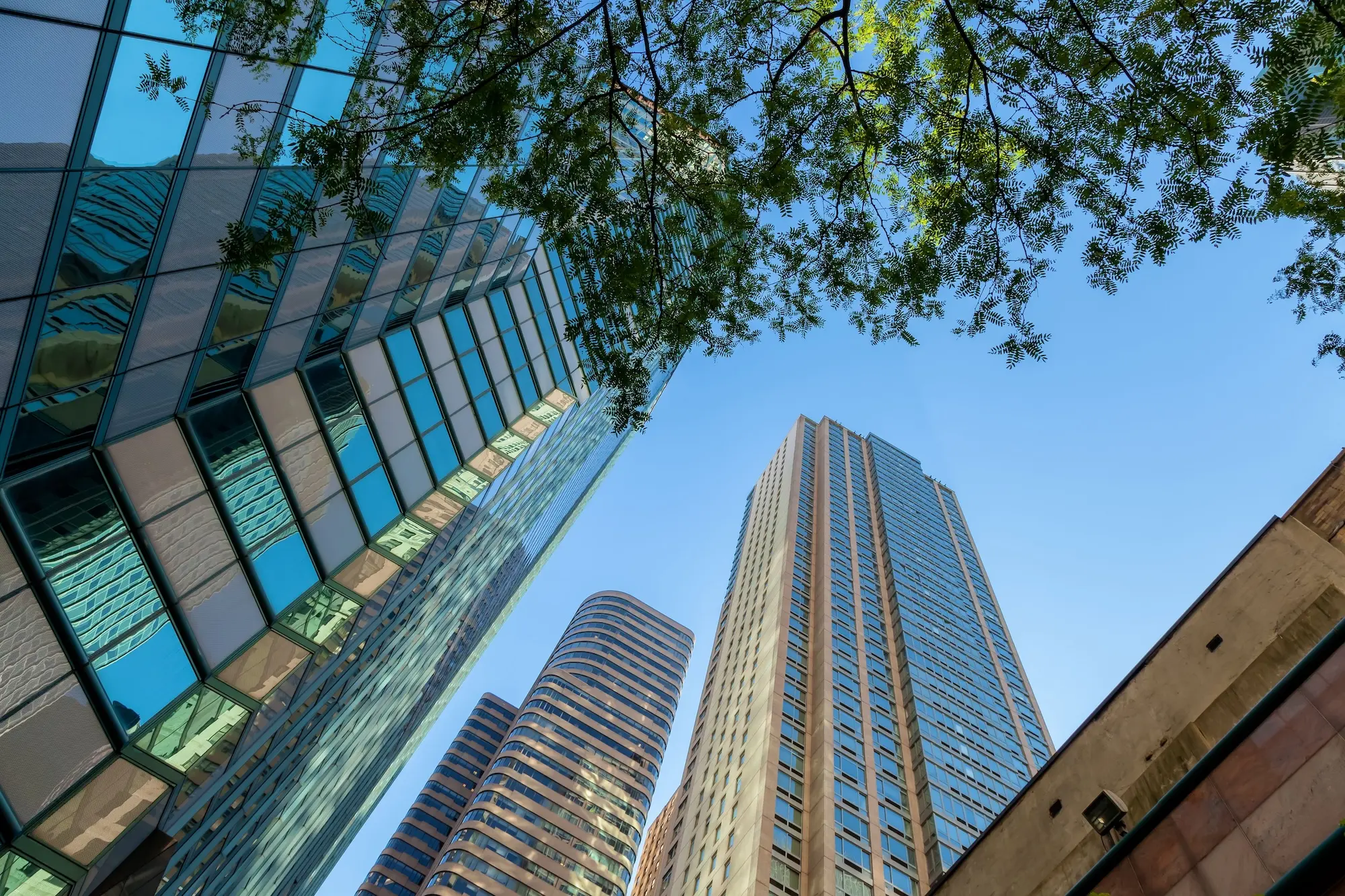 Penjamin emisi terkemuka dengan layanan profesional dan komitmen kepatuhan